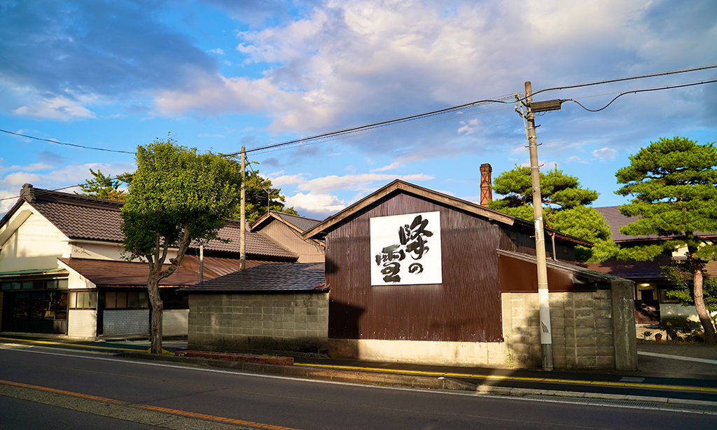 「四方の花慶雲燗たり、峰の雪」飯豊山の清冽な伏流水を仕込み水にし、会津杜氏がじっくりと醸す。－福島県 峰の雪酒造場－