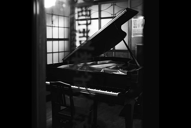 酒蔵内に設置された「グランドピアノ」