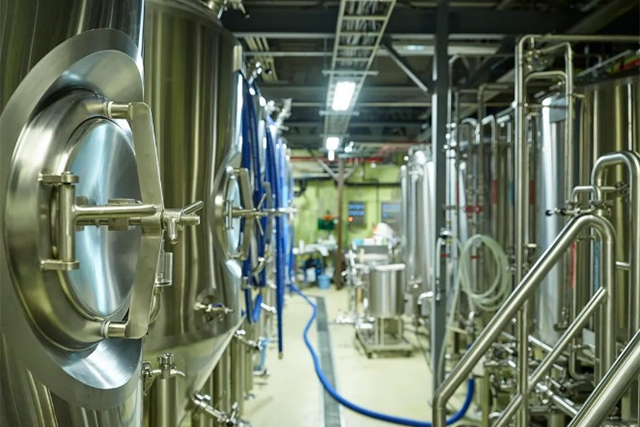 醸造所には1.3kℓの大タンク8基と、実験的な醸造に用いる250ℓの小タンク5基を完備。