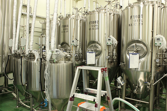 醸造場にはテストプラントがあり、1000ℓのメインタンク8基に加え、100ℓのサブタンク3基を備えています。