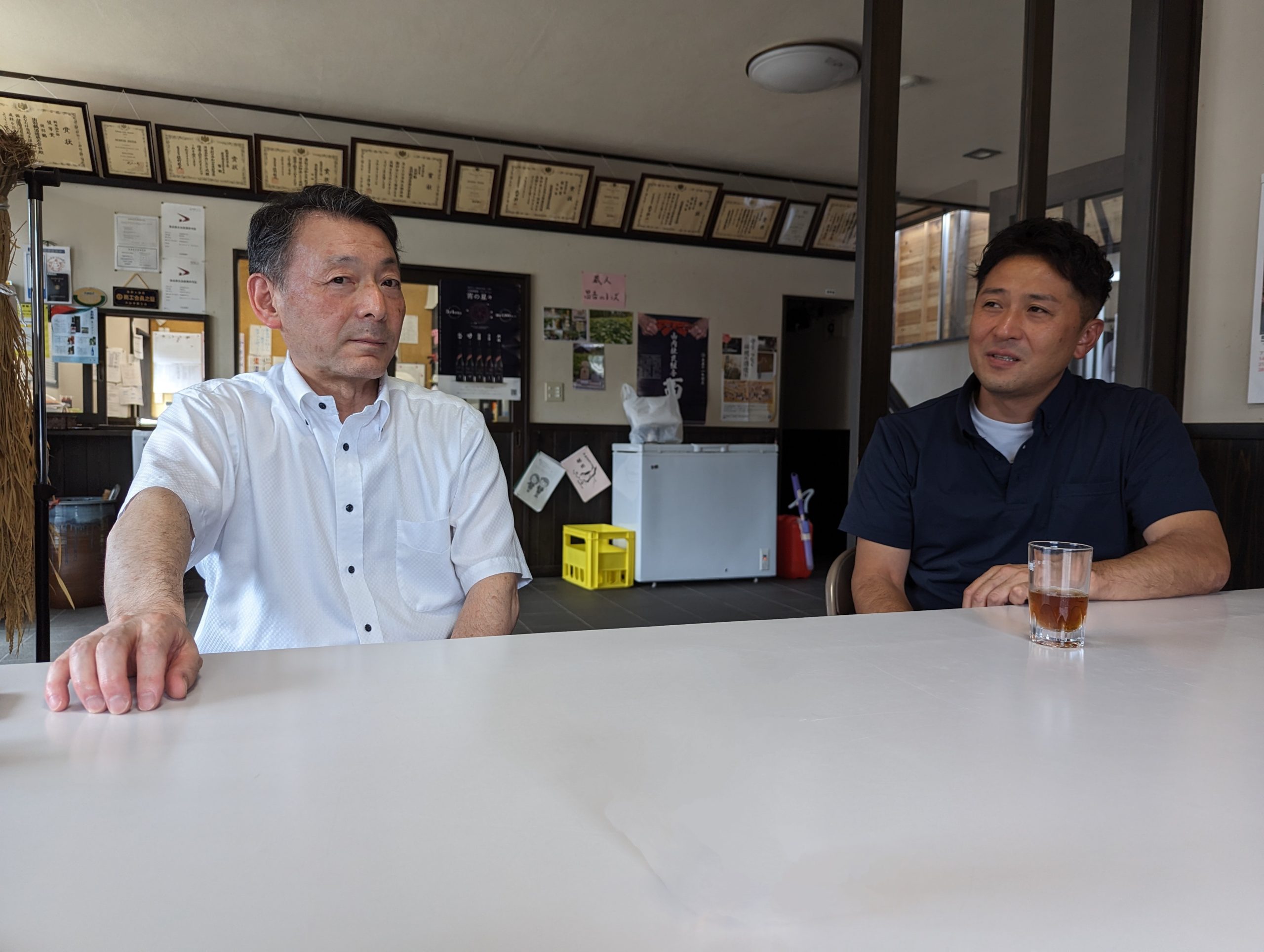 秋田清酒 製造部長：佐渡高智さん（左）、出羽鶴酒造 杜氏：佐々木亮博さん（右）