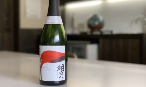 「KURA MASTER 2023」スパークリング部門1位の秋田県・出羽鶴酒造 ― 受賞酒「明日へ」と日本のポスト・シャンパーニュ”AWA SAKE”