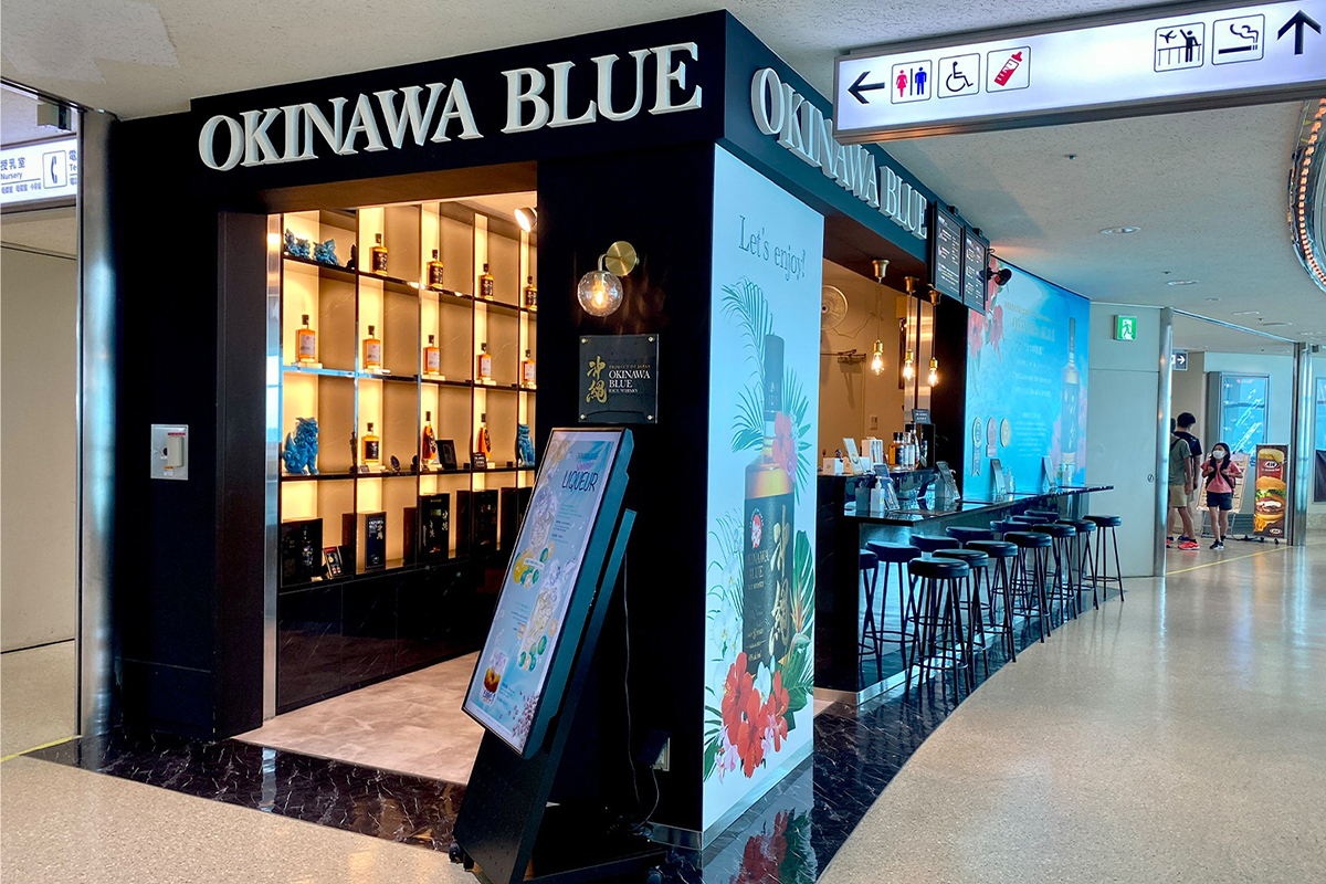 試飲も楽しめる販売店「OKINAWA BLUE」